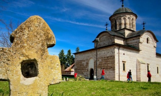 biserica-1024x512-550x330